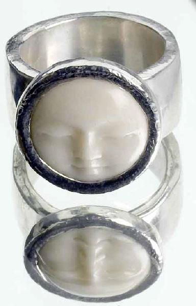Breiter Silberring mit handgraviertem Mondgesicht aus fossilem Mammutelfenbein
