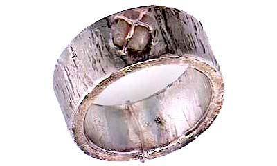 Finnengeschmiedeter Silberring mit aufgenähtem Rohdiamant