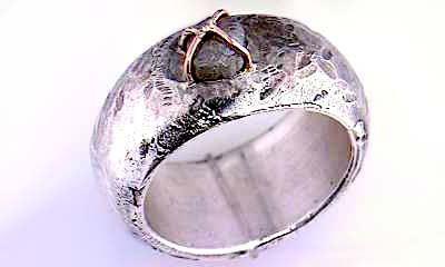 Grob Geschmiedeter Silberring mit in Gold aufgenähtem Rohdiamant
