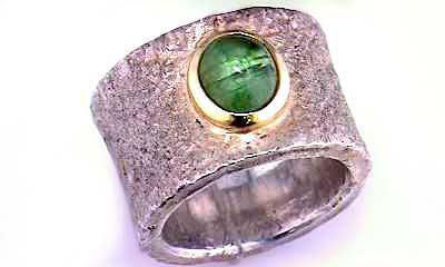 Grob geschmiedeter Silberring mit grünem Turmalin