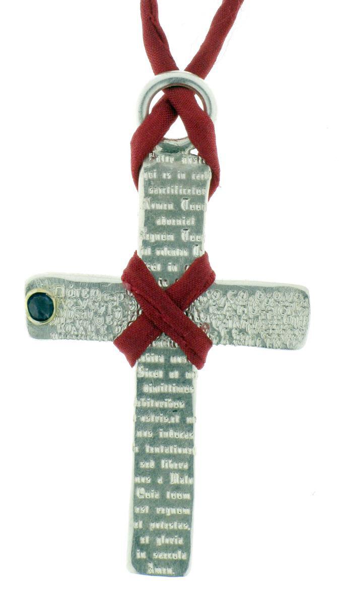 ... auf diesem kleineren Kreuz sind Griechisch und Latein gegenübergestellt und es ist mit einem kleinen Saphir ausgefasst