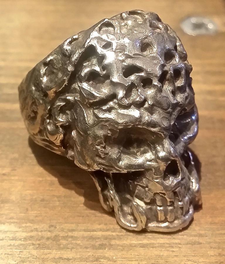Wild modellierter Totenschädel Ring aus Silber